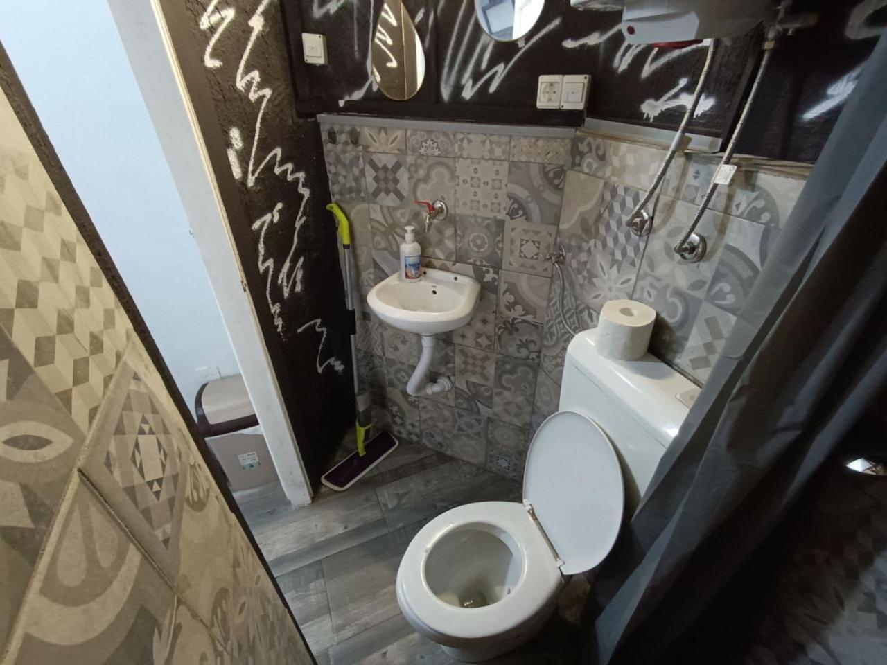 Papagajka Art And Fun Apartment Сараево Екстериор снимка
